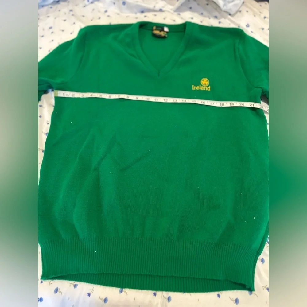 VTG Men’s Sz: 46 S Emerald Isle Bright Green Embroidered Vneck Pullover Sweater.